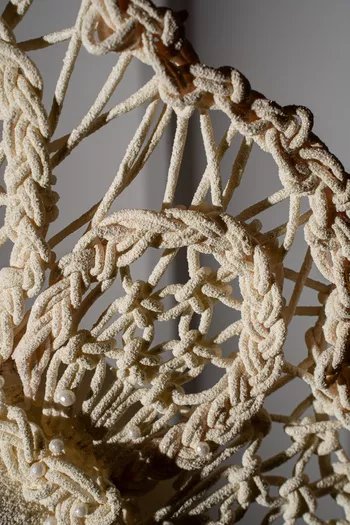 Кокошник сплетен из съедобных нитей