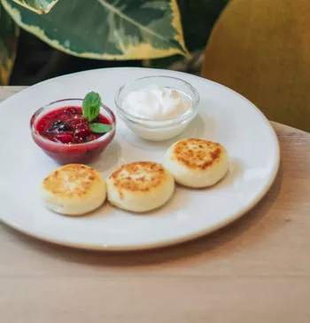 Сырники из рикотты со сметаной и вареньем