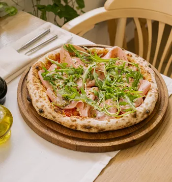 Пицца со страчателлой и мортаделлой