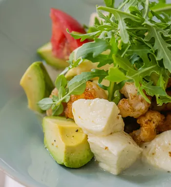 Салат с креветками, авокадо и моццареллой