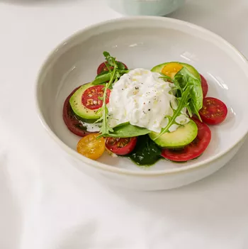 Салат со страчателлой, томатами, авокадо и муссом из шпината