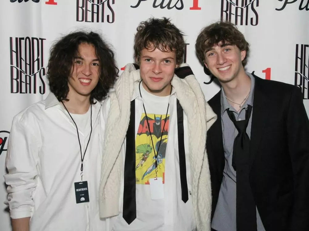 Мозес (посередине)