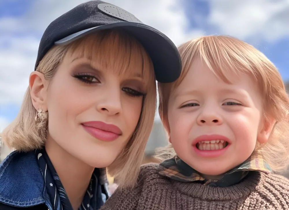 Келли Осборн сводила маленького сына в тематический парк