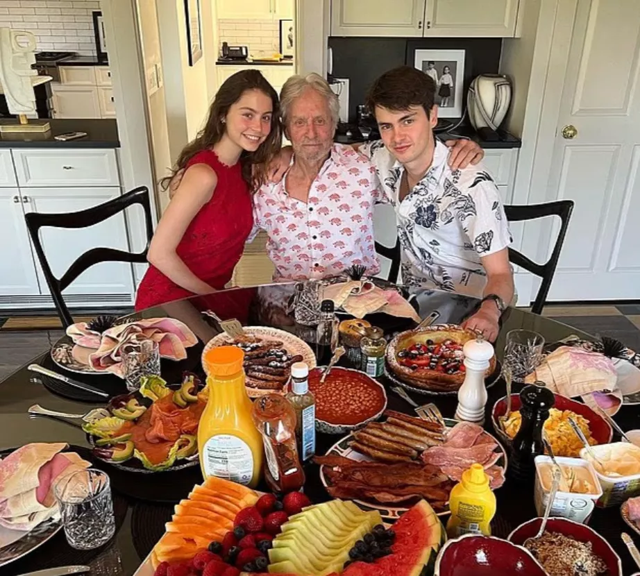 Майкл Дуглас с детьми  - 25-летним Диланом и 22-летней Кэрис