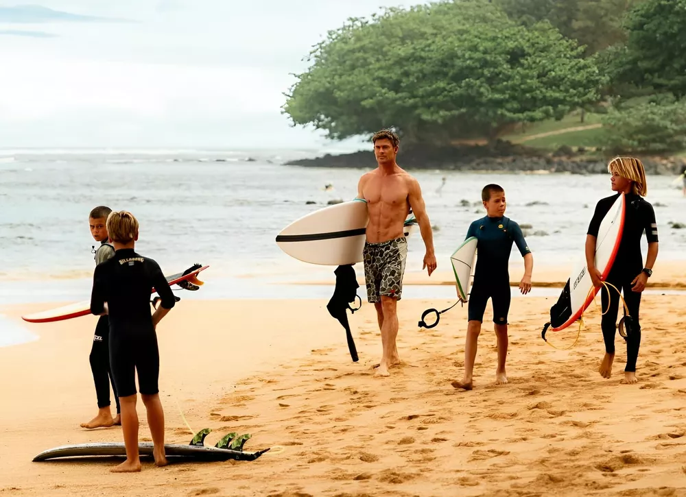Крис Хемсворт показал, как проводит время на побережье с детьми