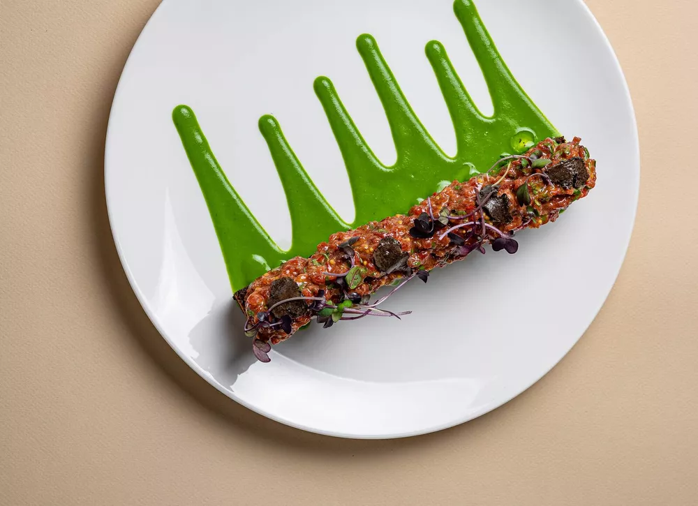 Куда пойти в конце апреля: Сергей Мазаев, Валерий Сюткин, звездные шеф-повара и очень много мяса