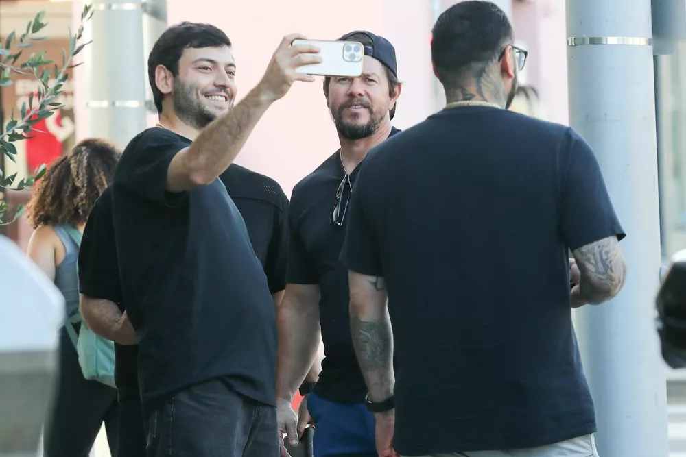 Марк Уолберг с фанатами