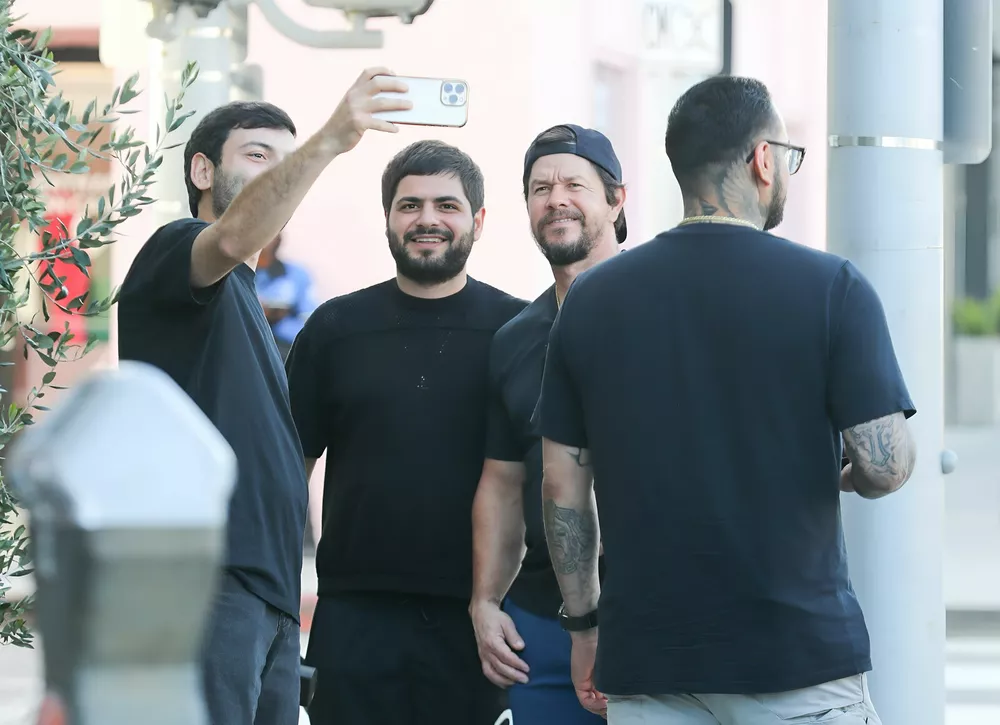 Марк Уолберг задержался перед ланчем ради селфи с фанатами