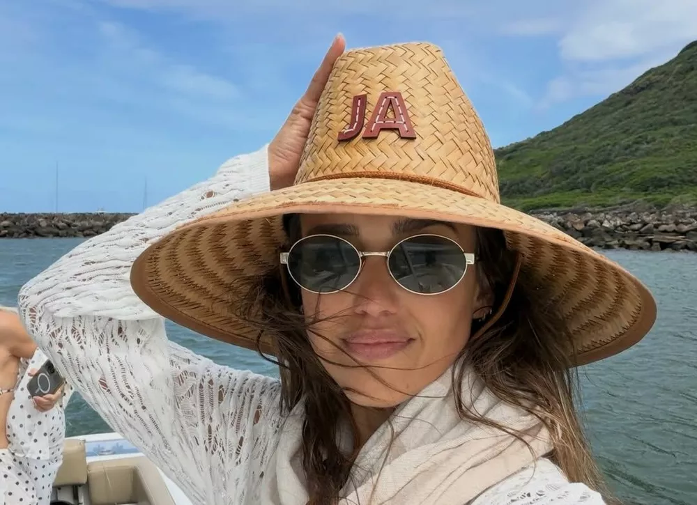 Джессика Альба опубликовала горячие фото из отпуска