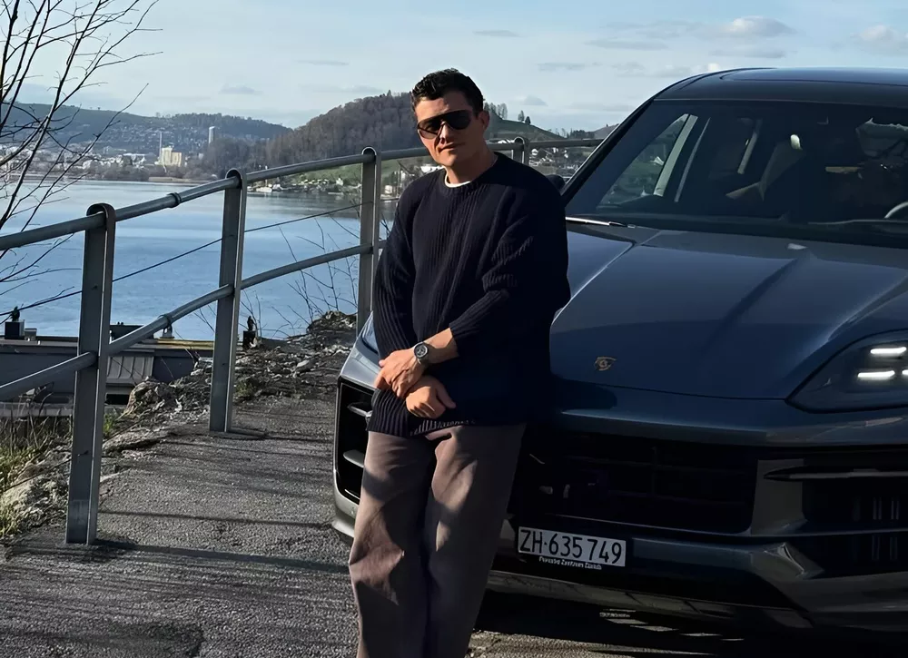 Орландо Блум показал мускулистую спину на фото из отпуска