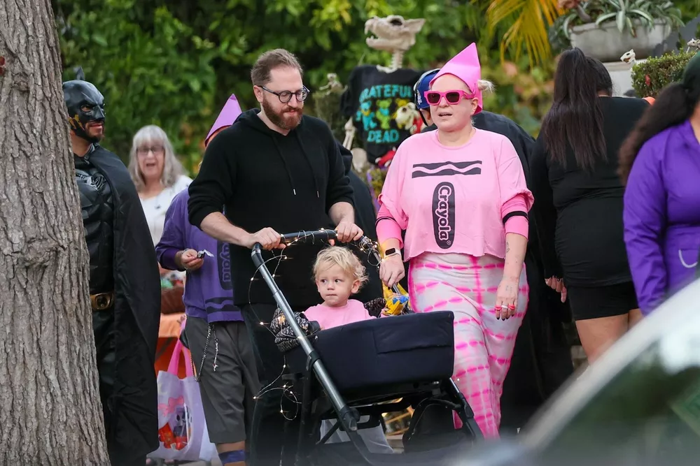 Сиа с ребенком и бывшим мужем