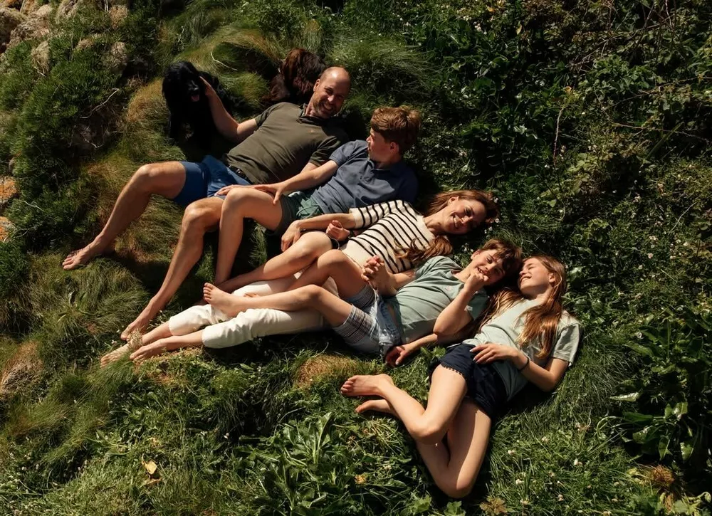 Принц Уильям и Кейт Миддлтон отмечают 15-ю годовщину брака новым семейным портретом