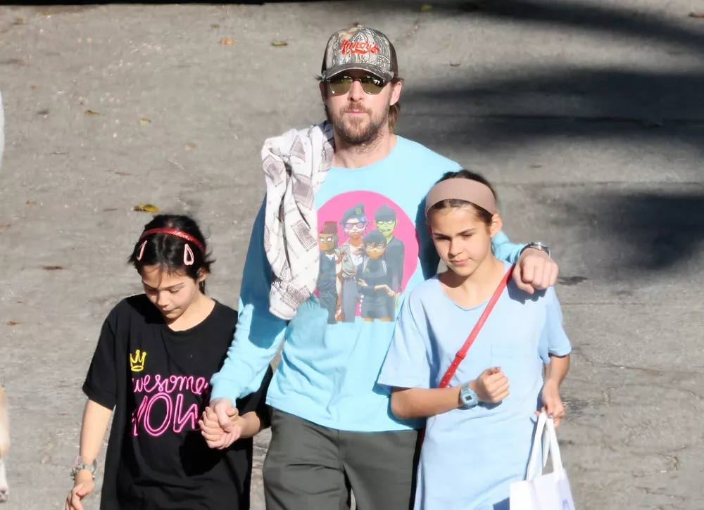 Редкие кадры: Райан Гослинг на прогулке с подросшими детьми