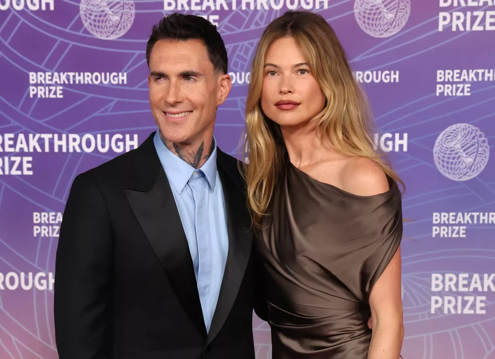 Редкий выход: Адам Левин и Бехати Принслу на красной ковровой дорожке