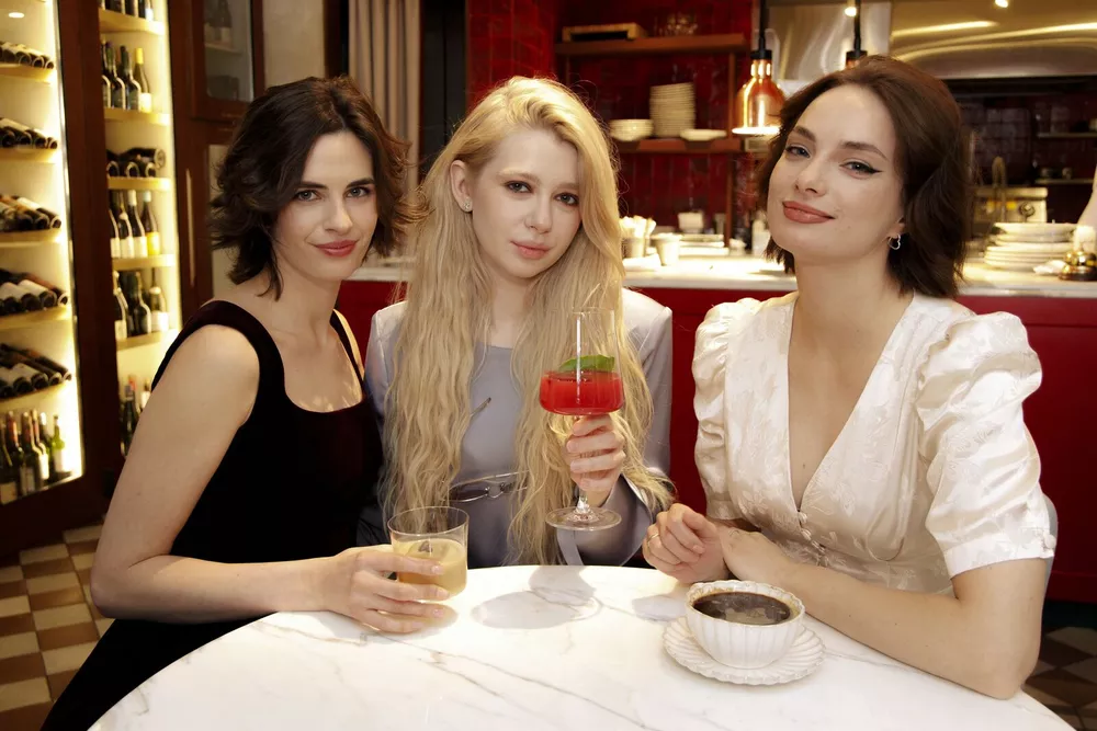 Елизавета Шакира, Анастасия Уколова, Маша Лисовая и их меню напитков в Uilliam's