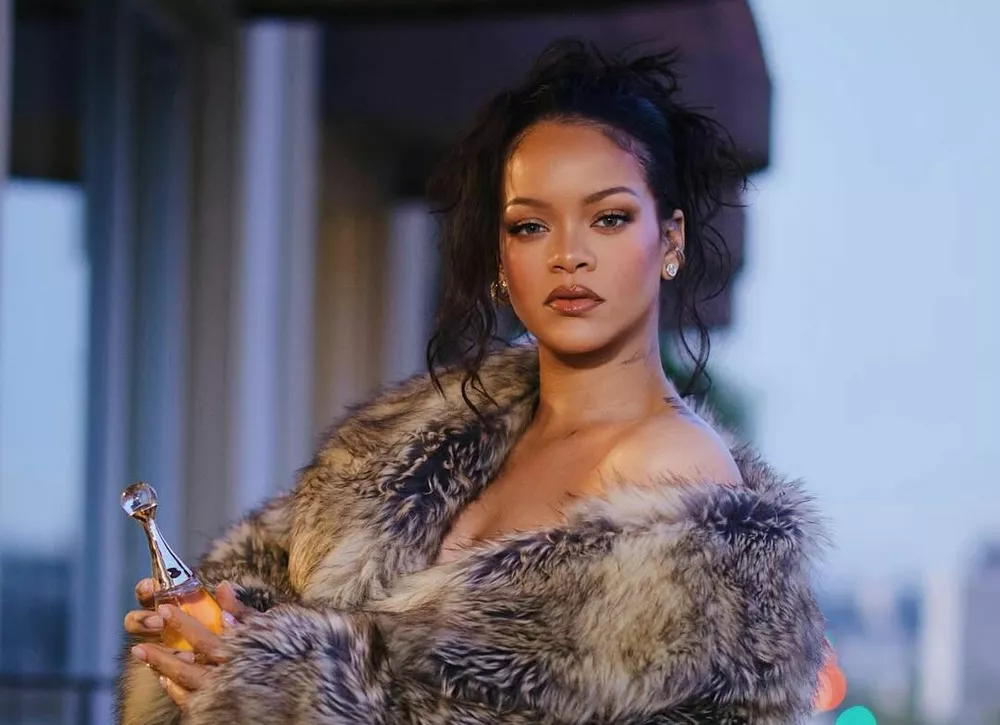 Рианна стала первой в мире американской певицей, продавшей 200 млн копий альбомов