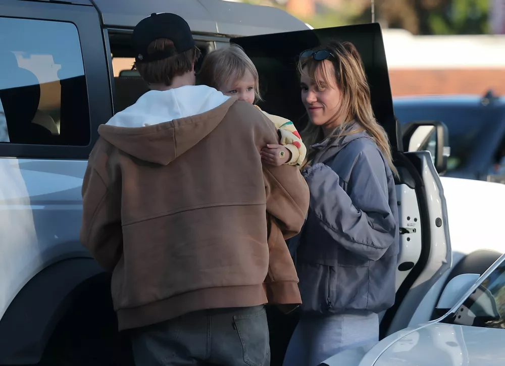 Сьюки Уотерхаус и Роберт Паттинсон замечены на редкой прогулке с первенцем