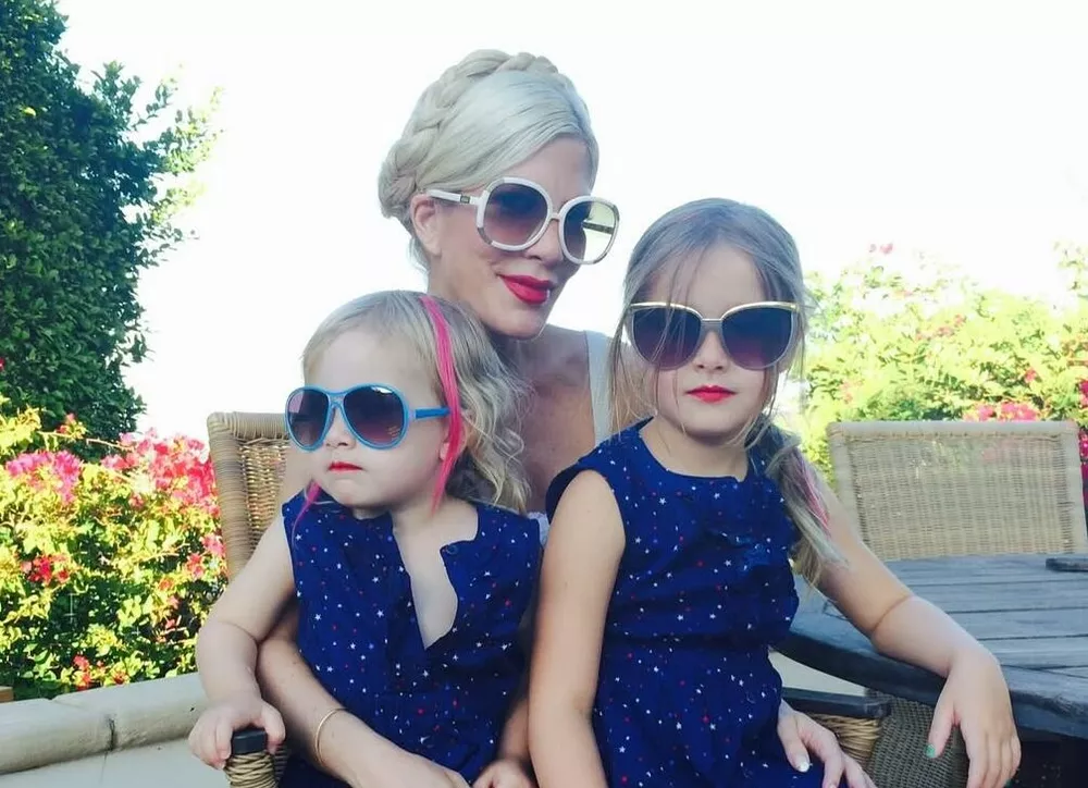 Тори Спеллинг и ее четверо детей попали в страшную аварию в Калифорнии