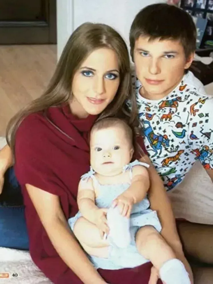 Юлия Барановская и Андрей Аршавин с дочкой