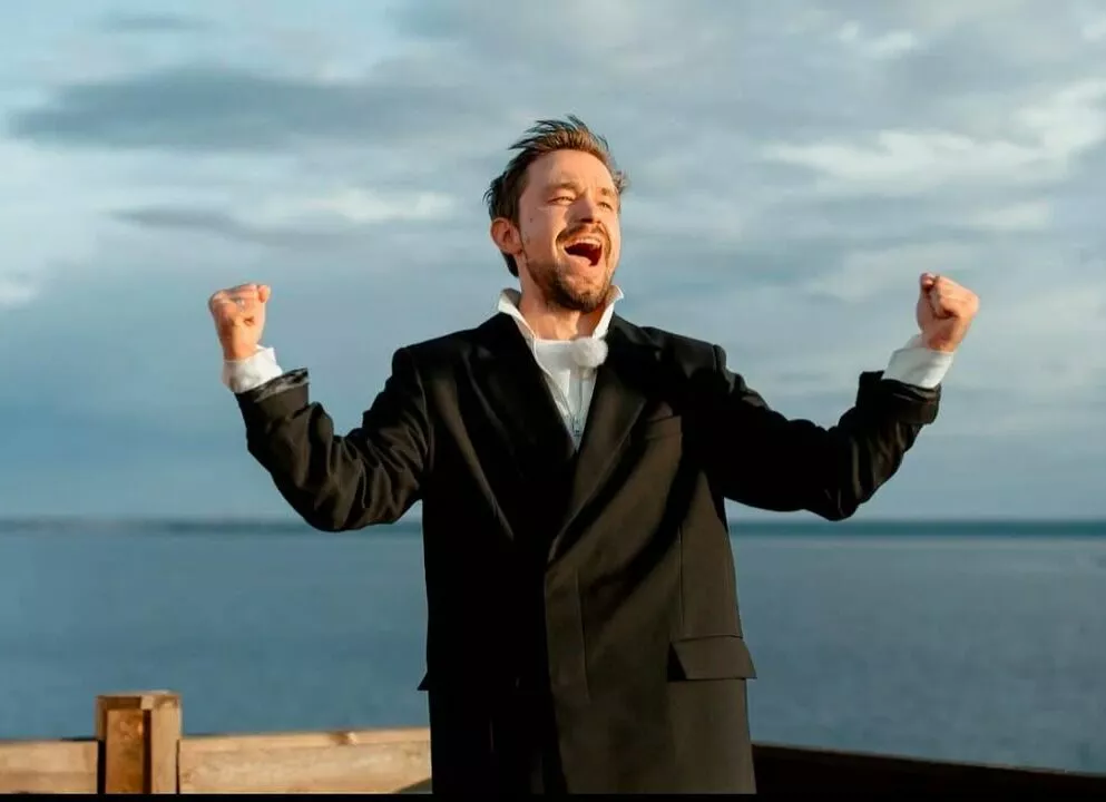 “Юра к этому был готов больше, чем я”: Александр Петров позавидовал успеху Юры Борисова на шоу “Дримкаст”