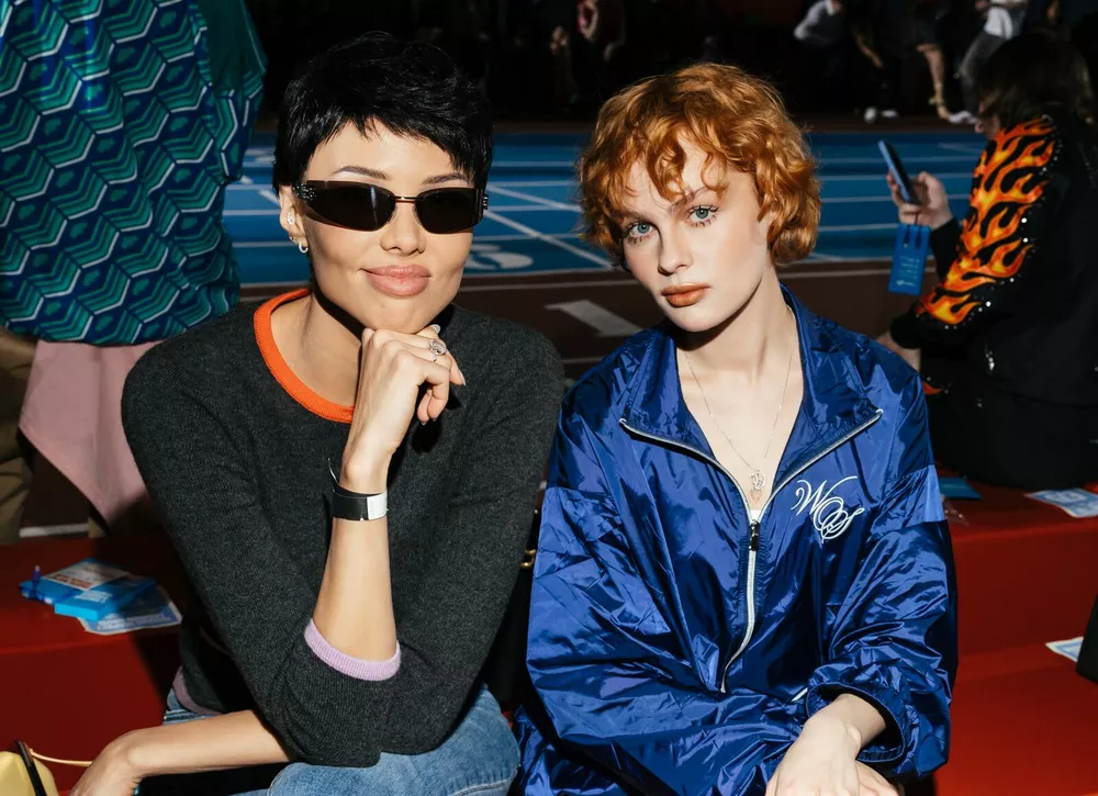 Юрий Колокольников, Катя IOWA и Анастасия Решетова в новом образе на модном показе в Москве