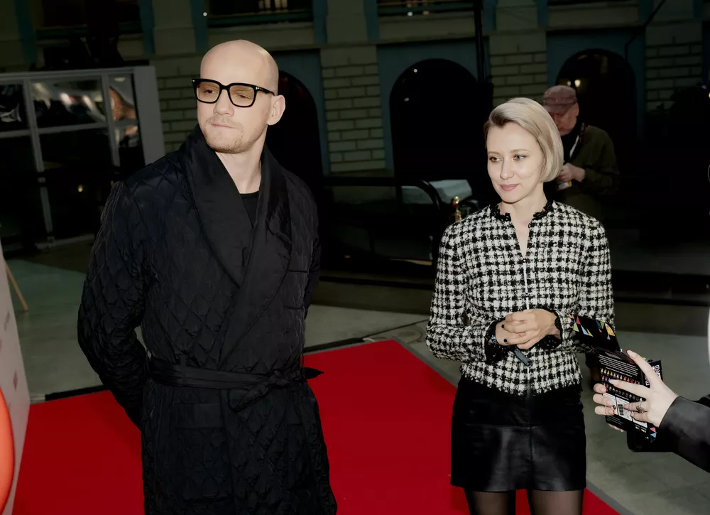 Юрий Колокольников с женой, Дмитрий Хрусталев с девушкой, Тимати с Валентиной Ивановой, Катя IOWA и другие на открытии ярмарки "АРТ Россия"