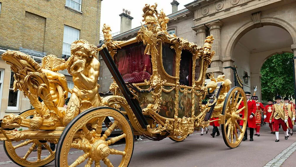 Золотая карета увезет короля и королеву из Вестминстерского аббатства