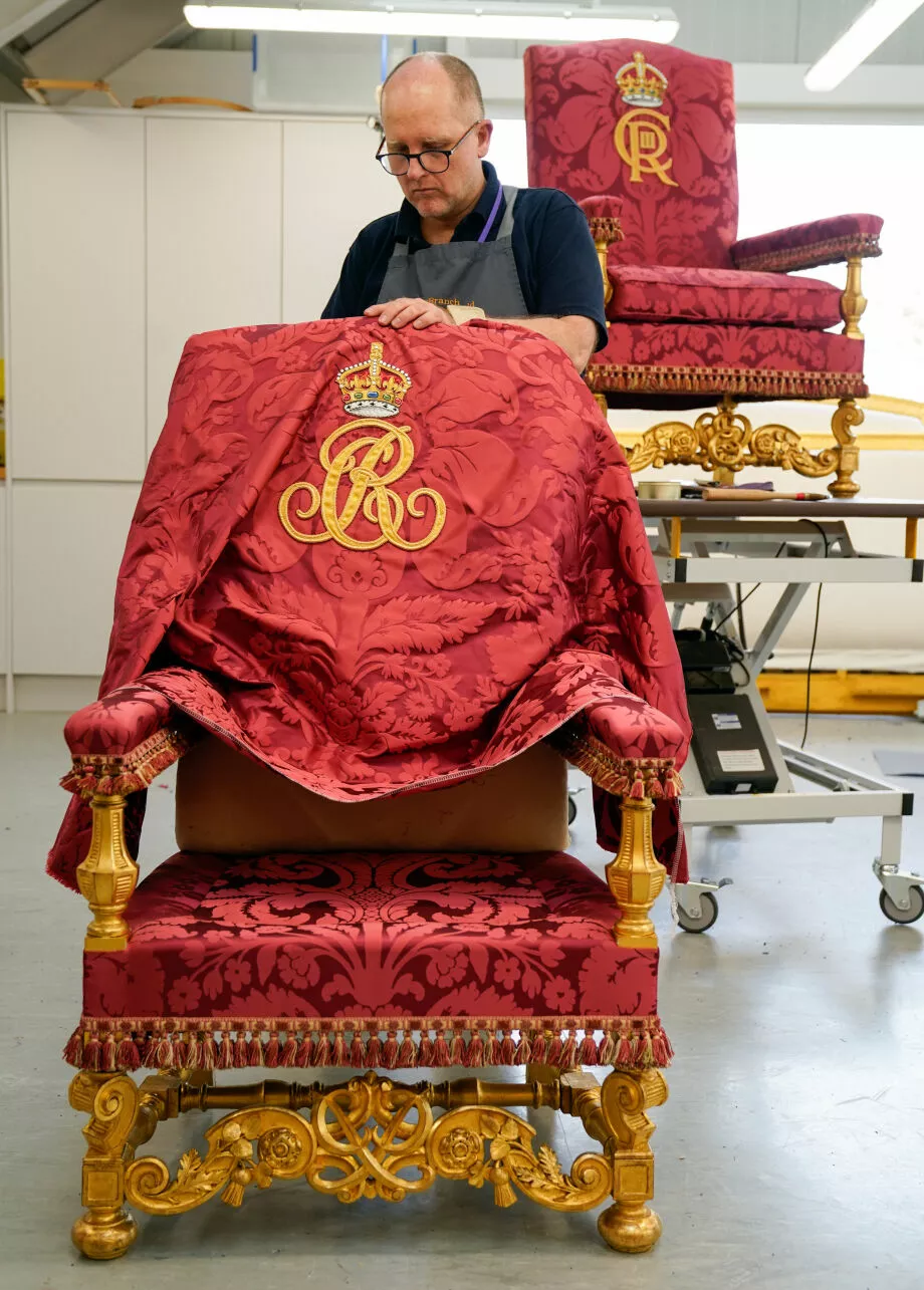 Прежде чем пересесть на трон Св.Эдуарда, Карл III, как и его супруга, будет сидеть в именном кресле. Эти кресла были изначально сделаны для коронации Елизаветы II и ее мужа, который, правда, не был коронован. Теперь их перетянули новым сукном и украсили новыми монограммами - короля Карла и королевы-консорта Камиллы