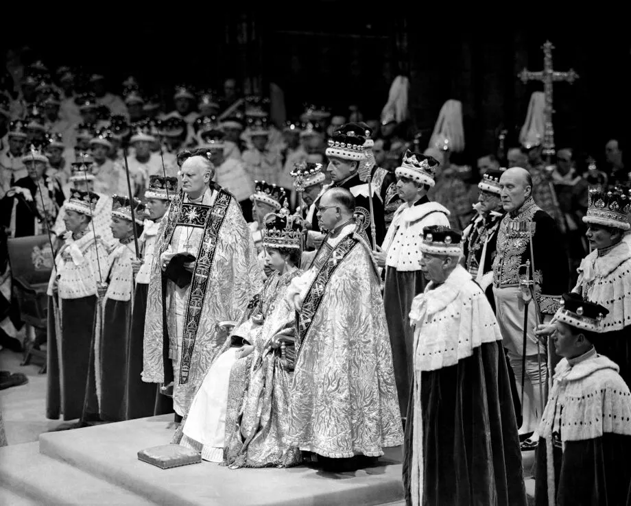 Королева Елизавета в короне Св.Эдуарда, “супертунике” и золотой имперской мантии в 1953 году