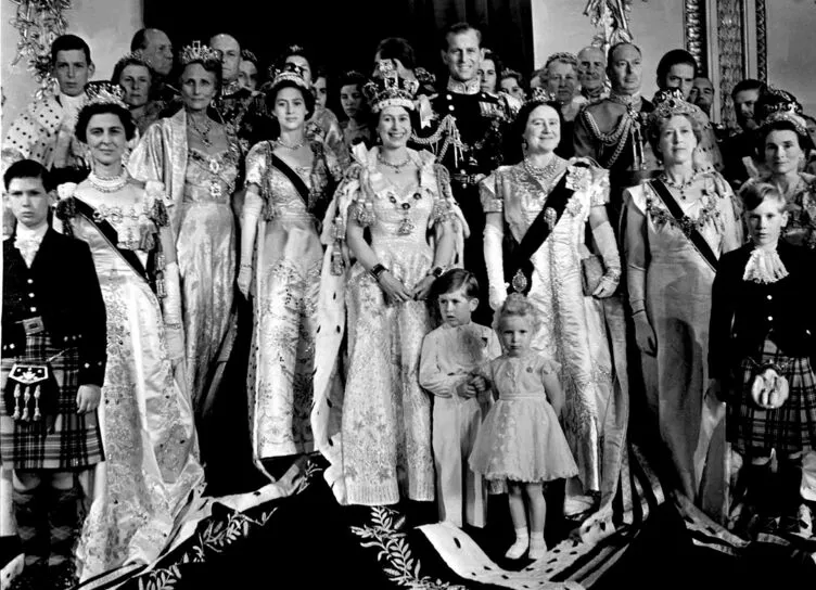 Гид по коронации в Британии: как король Карл III изменил тысячелетний обряд  