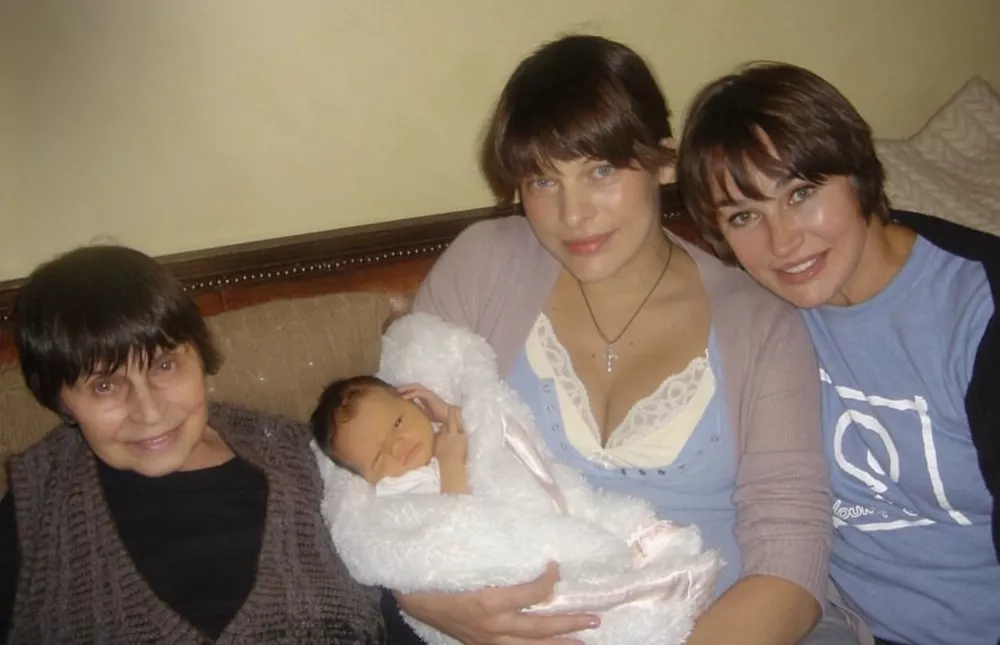 Мила Йовович с дочерью, матерью и бабушкой