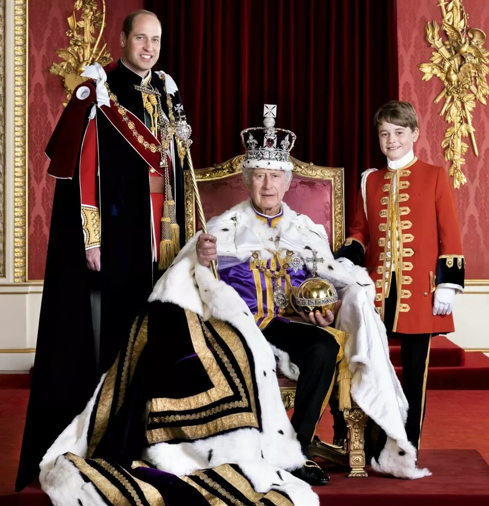 Карл III с преемниками, принцами Уильямом и Джорджем, на новом официальном портрете.