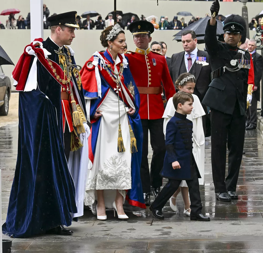 Принц Уильям, принцесса Кейт, принц Луи и принцесса Шарлотта по пути на коронацию