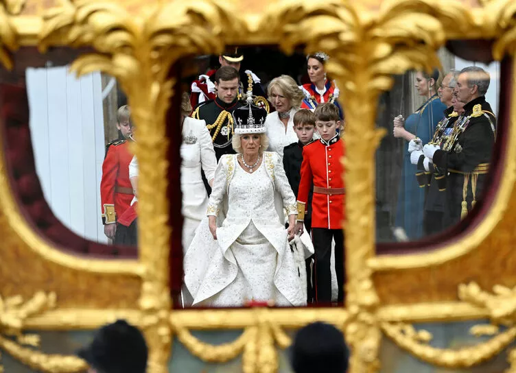 Новые платья и старые украшения: в Британии создается современная коронационная мода