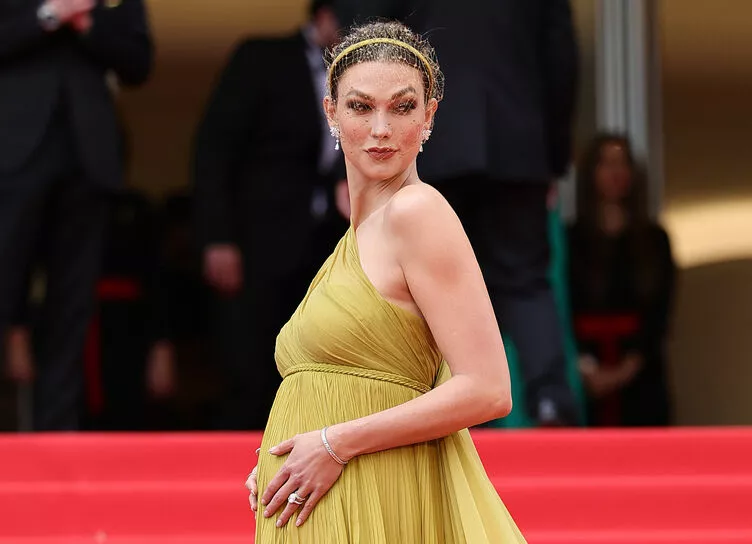 Образ дня: беременная Карли Клосс в золотом платье на 76-м Каннском кинофестивале