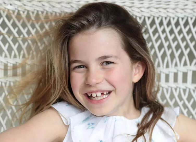 Опубликован новый портрет принцессы Шарлотты по случаю ее 8-летия