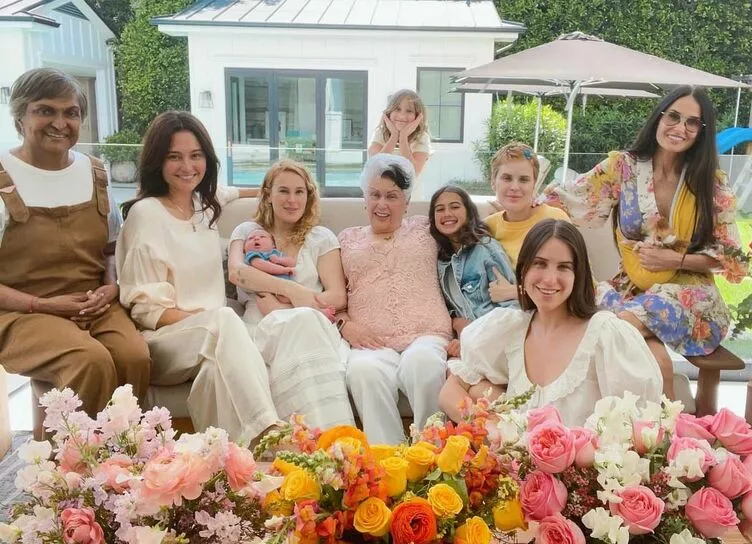 Прекрасные мамы: супруга Брюса Уиллиса отметила День матери с Деми Мур и ее дочерьми