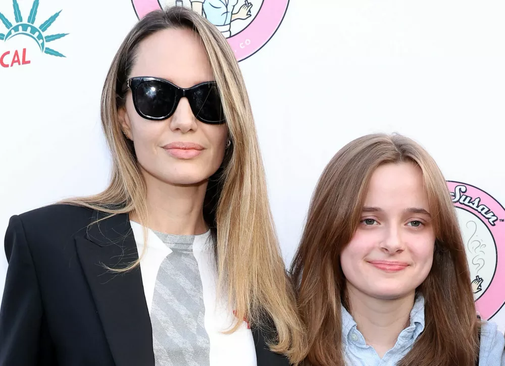 Анджелина Джоли с дочерью Вивьен посетили премьеру мюзикла