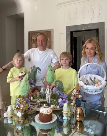 Евгений Плющенко и Яна Рудковская с детьми