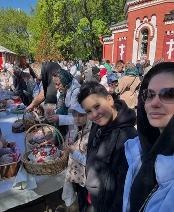 Агата Муцениеце с детьми