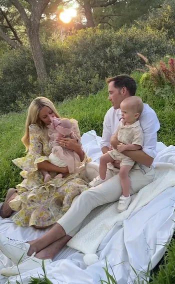 Пэрис с семьей