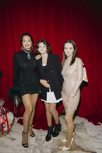 Слава с дочерьми