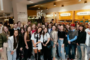 Катя Адушкина с фанатами