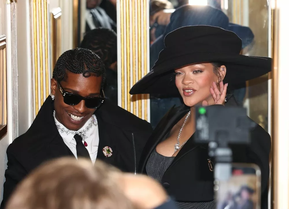 Ты ж моя золотая: A$AP Rocky показал особенный аксессуар с изображением Рианны
