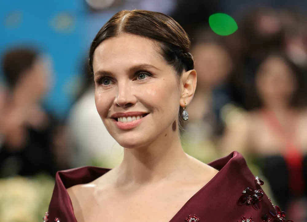 Даша Жукова посетила Met Gala в элегантном бордовом образе