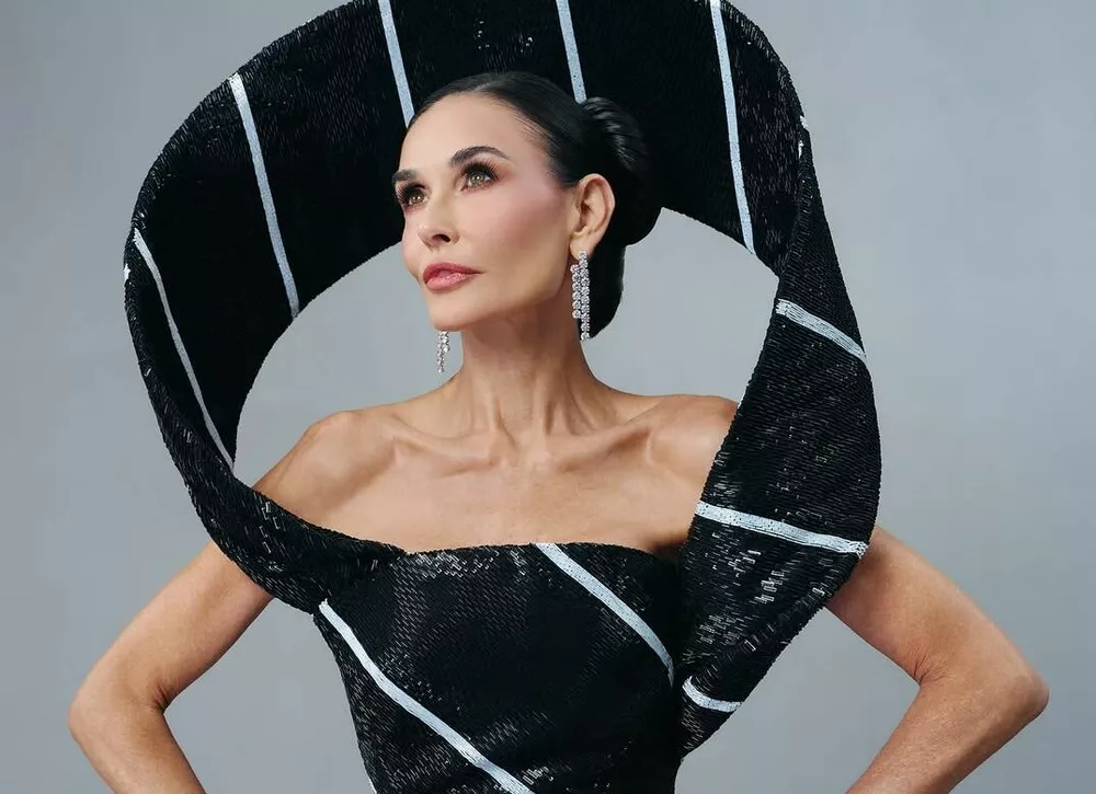 Деми Мур показала, как нарядила свою собаку на Met Gala