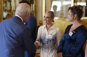 Карл III общается с гостями мероприятия