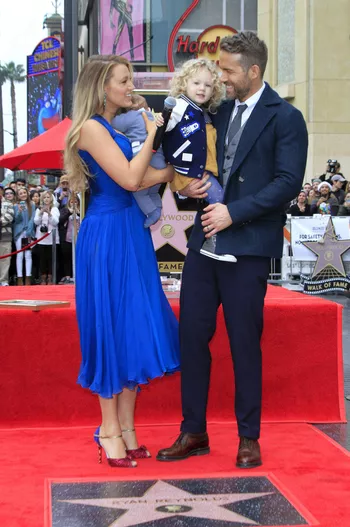 Блейк Лайвли с Райаном Рейнольдсом и детьми