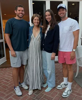 Кристофер слева с семьей