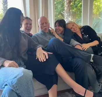 Брюс Уиллис с Деми Мур и их детьми